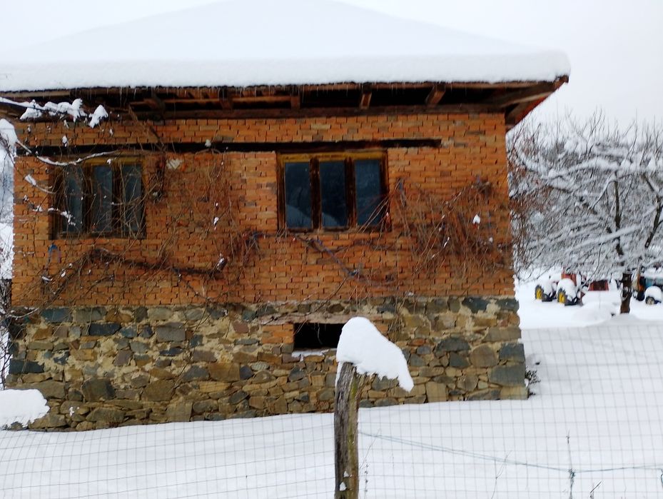 Vând doua imobile de locuit din piatra si caramida