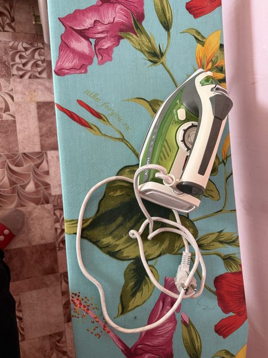 Утюг и гладильная доска