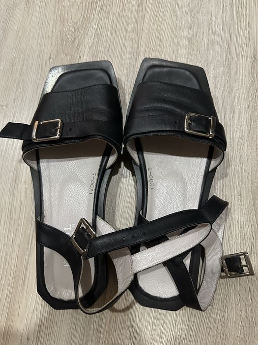 Босоножки кожанные