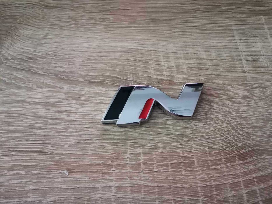 сребриста емблема Хюндай Ен Hyundai N