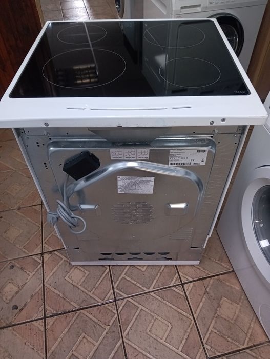 Свободно стояща печка с керамичен плот Gram с две години Гаранция!