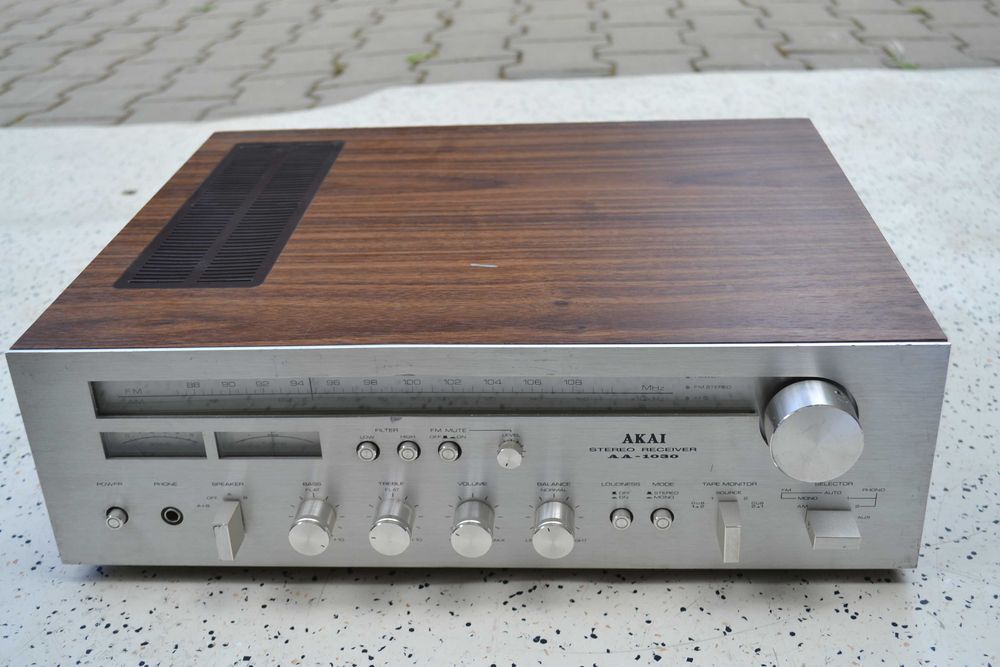 Amplificator Akai AA 1030