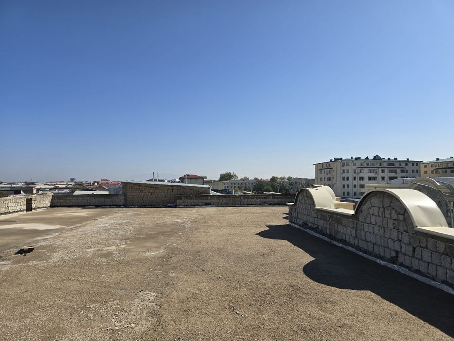 3-этажли здания и ховли сотилмокда йул усти Трикотажка перекрёсток ул