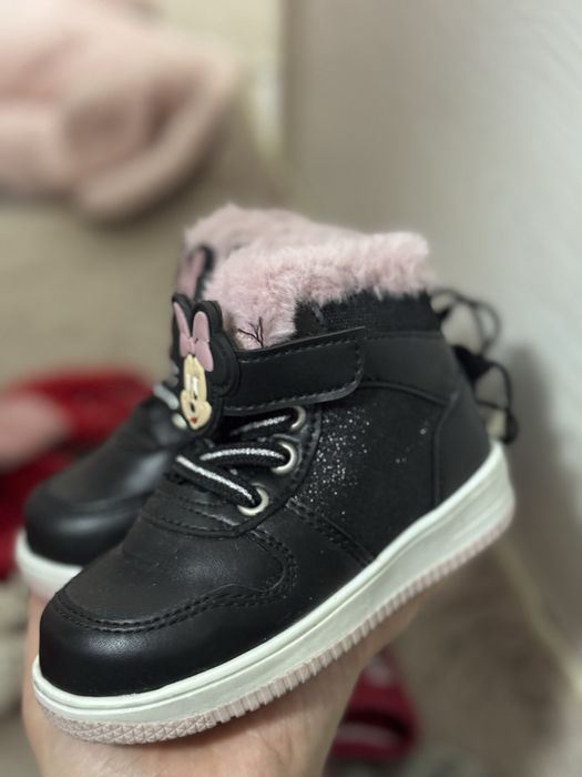 Новые очень теплве  и краствые , не одевали есть бирка