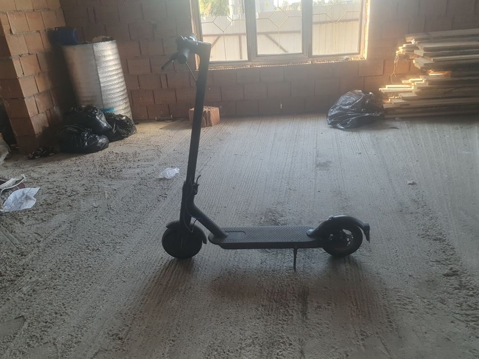 Trotineta electrică merge foarte binene incarcator am prinde25kmh și trebuie schimbate doua roti