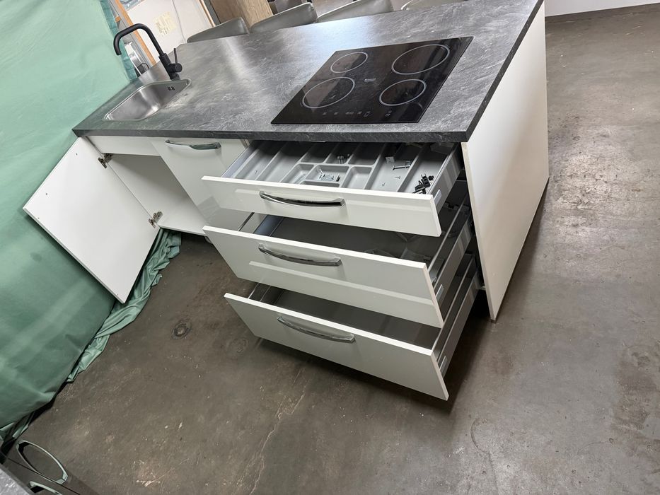 Кухня с вградени уреди