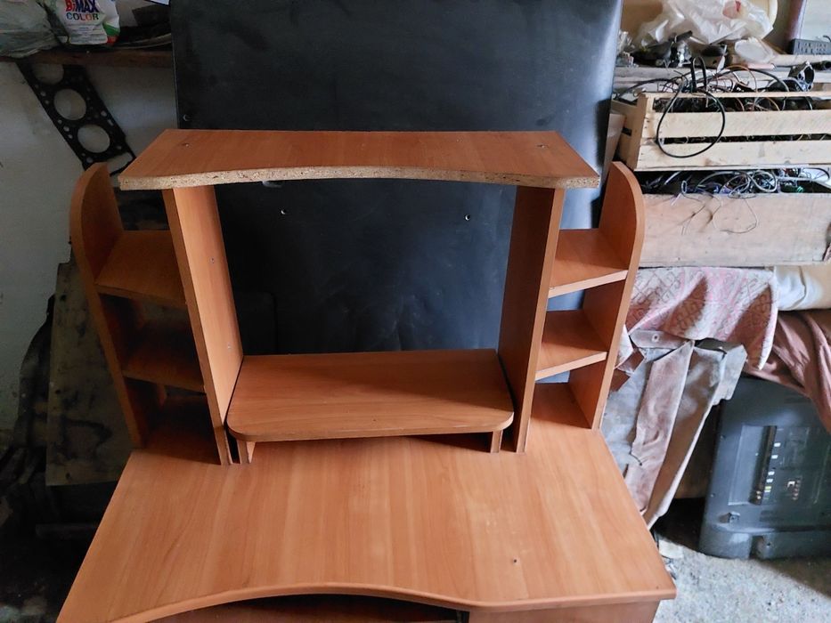 Продам компьютерный столик.