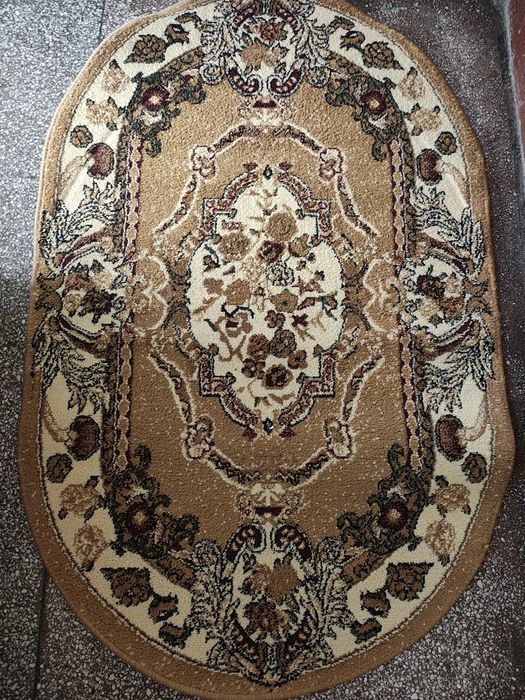 Vând covor oval culoare maro cu crem