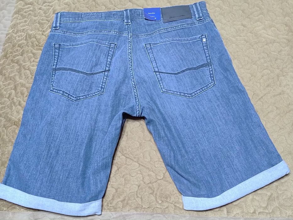 Bermude Pierre Cardin cu etichetă