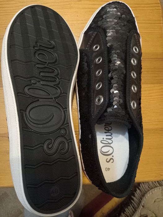 Продам новые германские 40 размер кроссовки