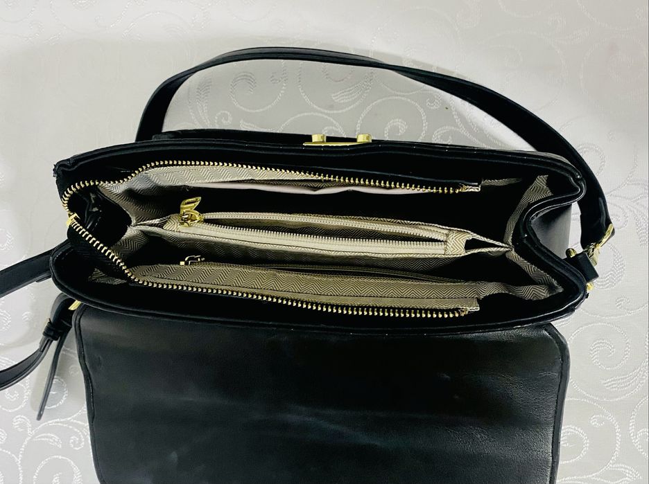 Женская сумка черного цвета