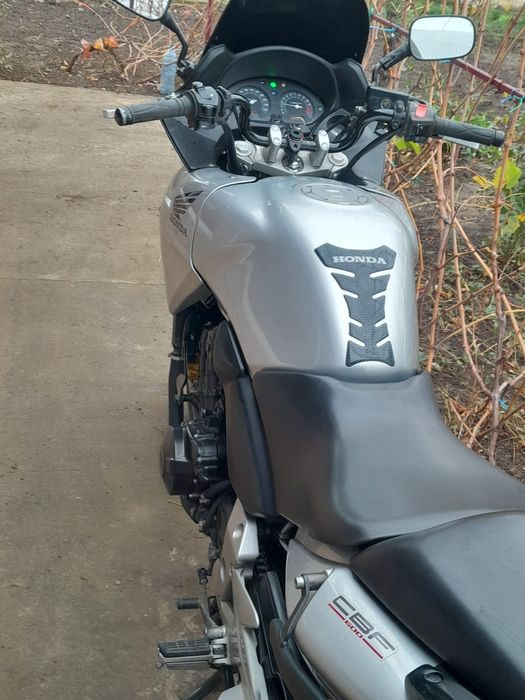 Vând Honda , arată foarte bine