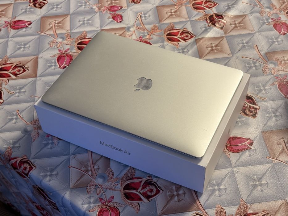 Продам Макбук air 13 m1