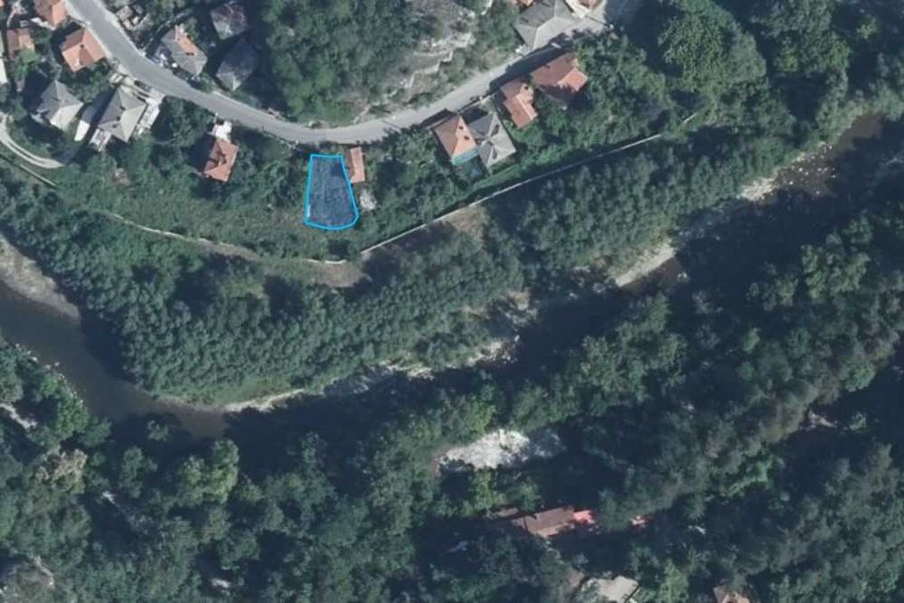 Парцел с жилищна постройка във Вароша