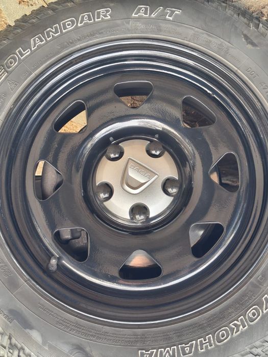 Capace Duster jante offroad negru lucios OE sau argintiu gri.