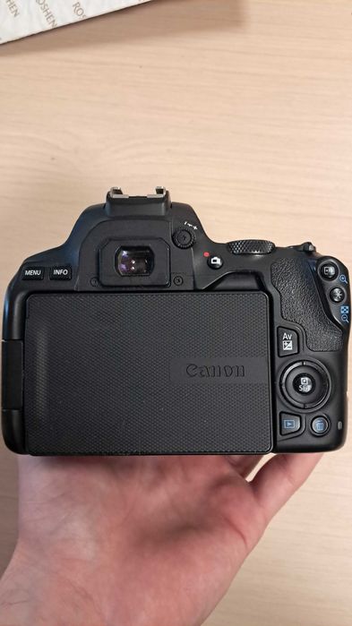 Canon EOS 250d + Obiectiv Canon de Kit 18-55mm f/3.5-6.3