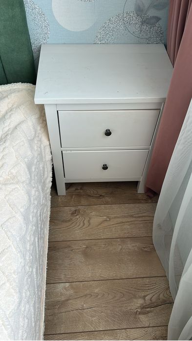 Стол для учебы и тумбочка