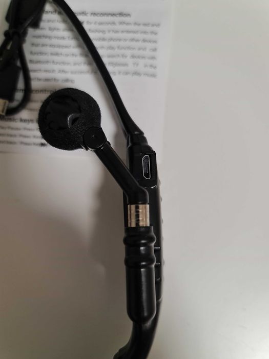 Ochelari de soare cu căști audio prin Bluetooth si toc