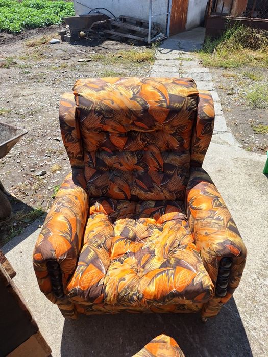 Диван с две табуретки и два фотьойла (Винтич)