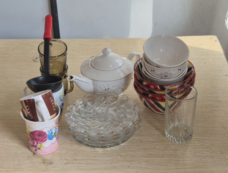 Посуды тарелки ножи