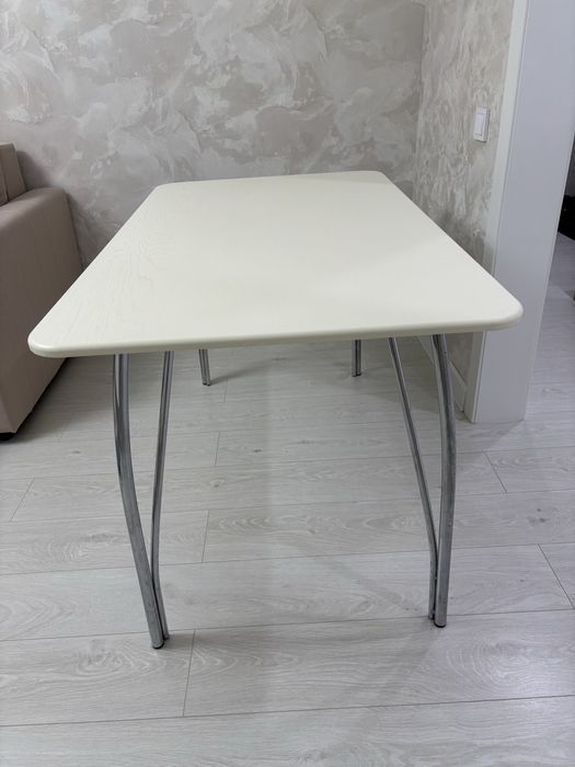 Стол кухонный, светлый, б/у