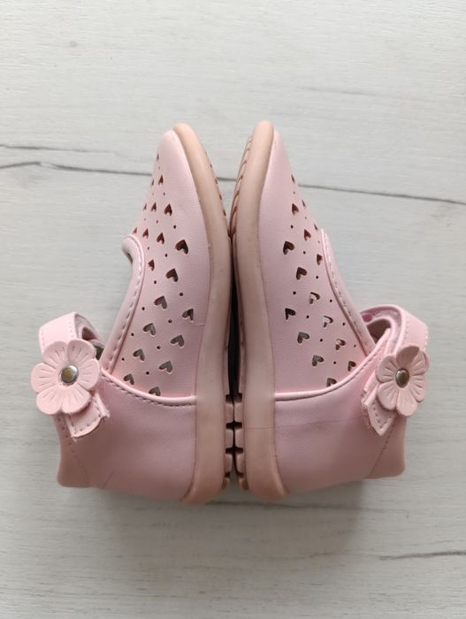 Детски розови обувки