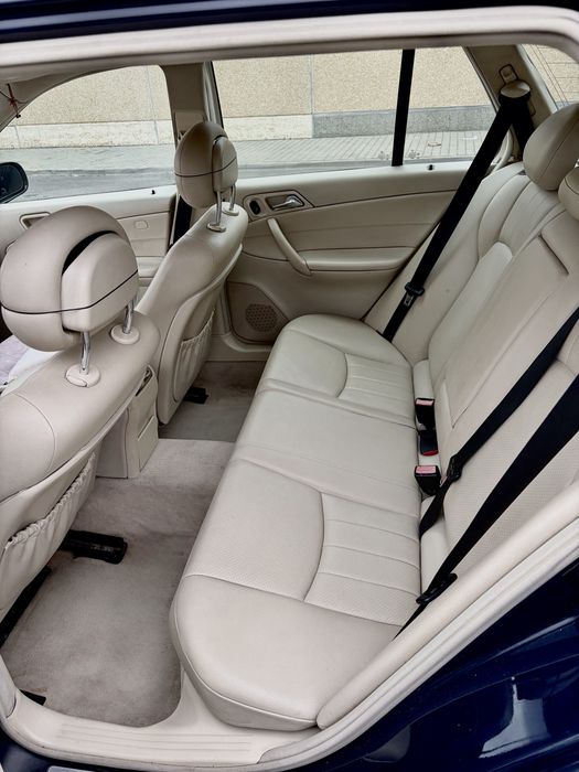 Vând Mercedes-Benz C-Class