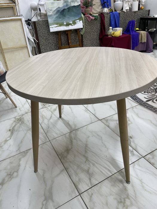 Круглый стол, в гостиную