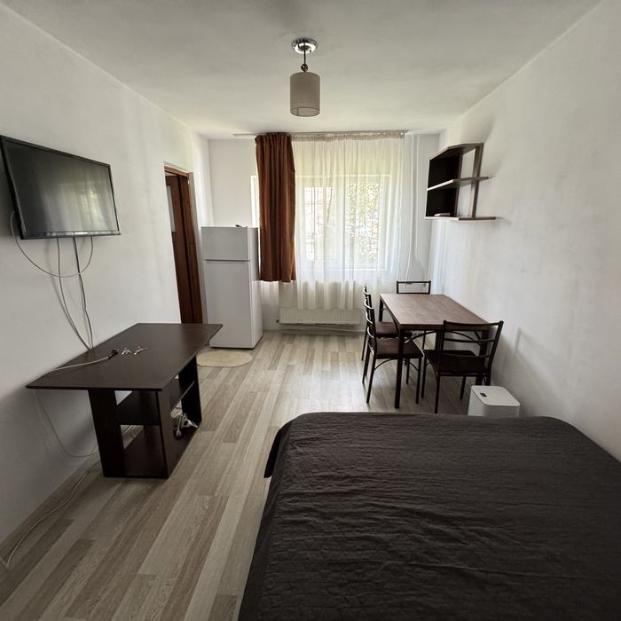 Închiriez garsonieră/ Parter/Zona Zamca/