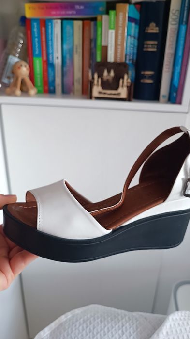 Vând sandale vara alb