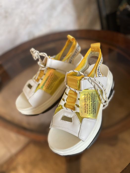 Новый обувь