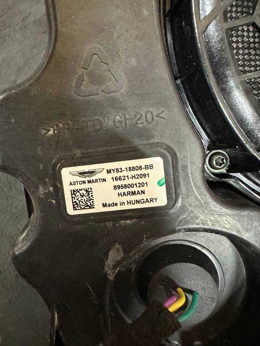 Subwoofer Aston Martin DBX