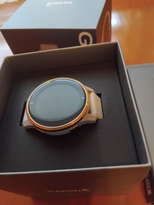 Часовник Smartwatch Garmin Venu, Light Sand/Rose Gold