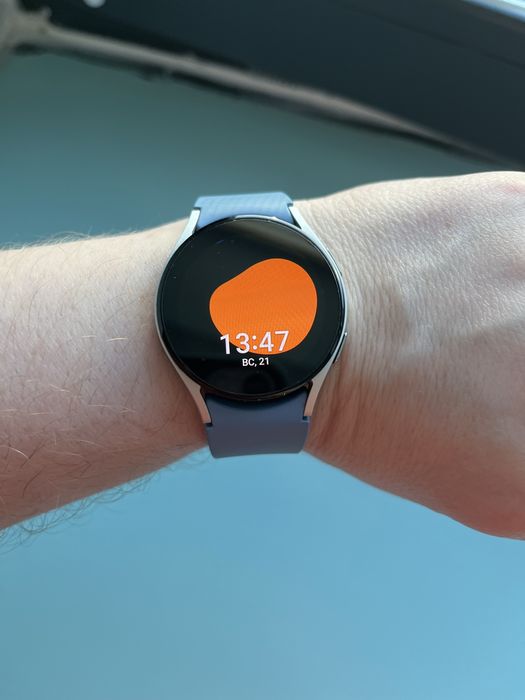 Продам отличный телефон и часы