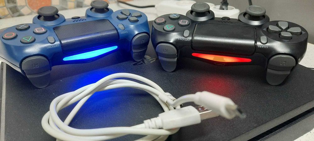 Vand ps4 modat cu doua manete