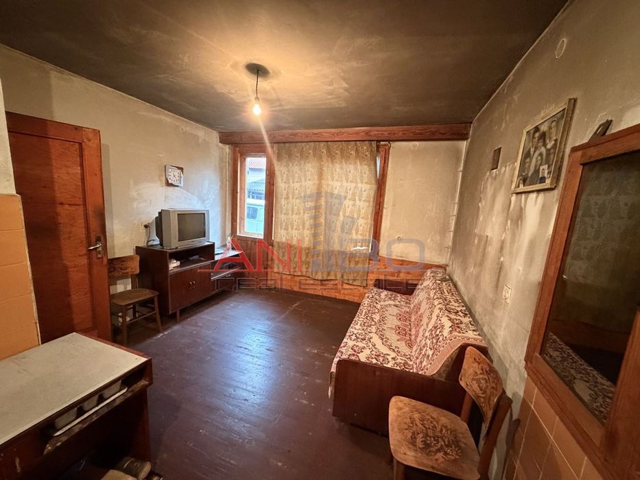 Къща в София, област-с.Говедарци площ 200 цена 180000