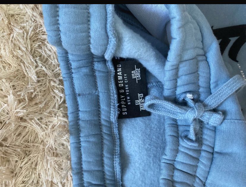 Pantaloni supply demand