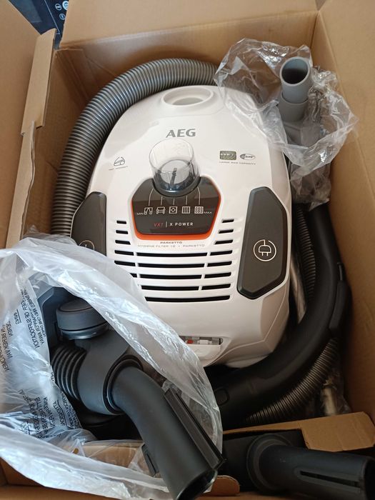 Продавам прахосмукачка АEG