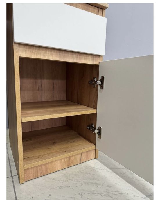 Рабочий стол с полками