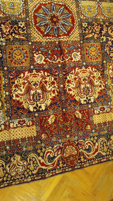 Запазен персийски килим