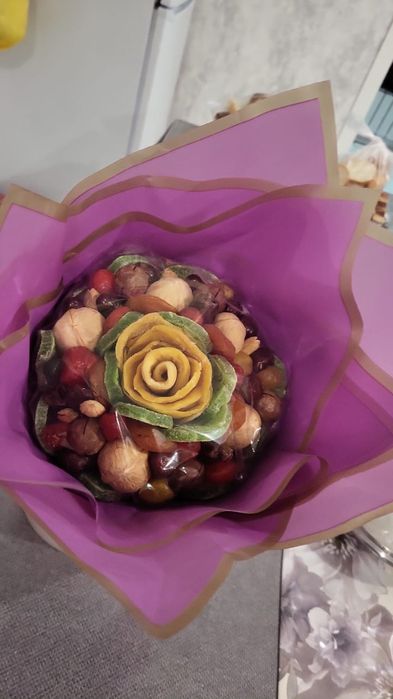 Сладкий букет из сухофруктов