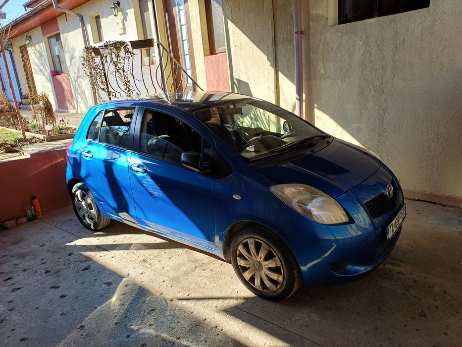 Vând toyota yaris
