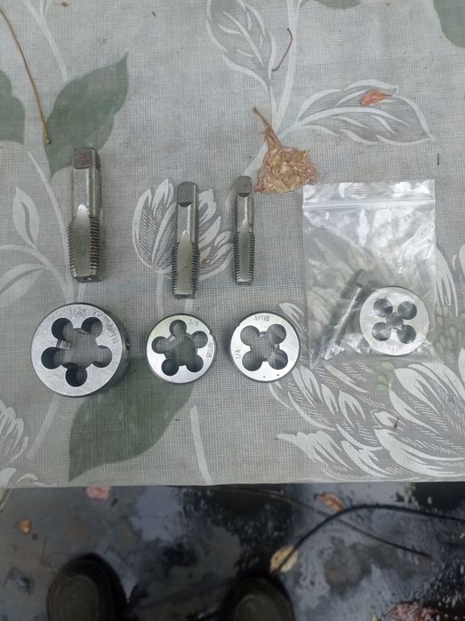 Набор дюймовых метчиков плашек