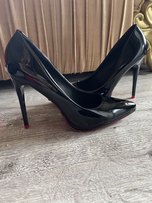 Токчета червена подметка