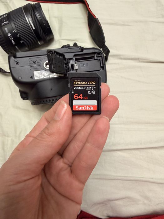 Продам фотоаппарат Canon EOS 250D