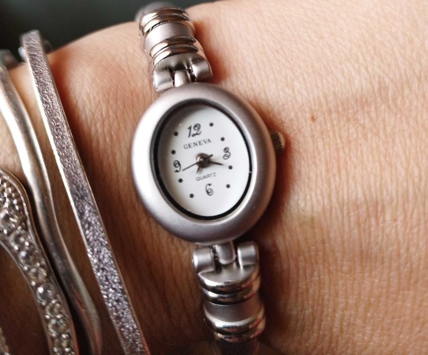 Ceas de mana, finuț, de dama de la firma Geneva. Necesita baterie noua