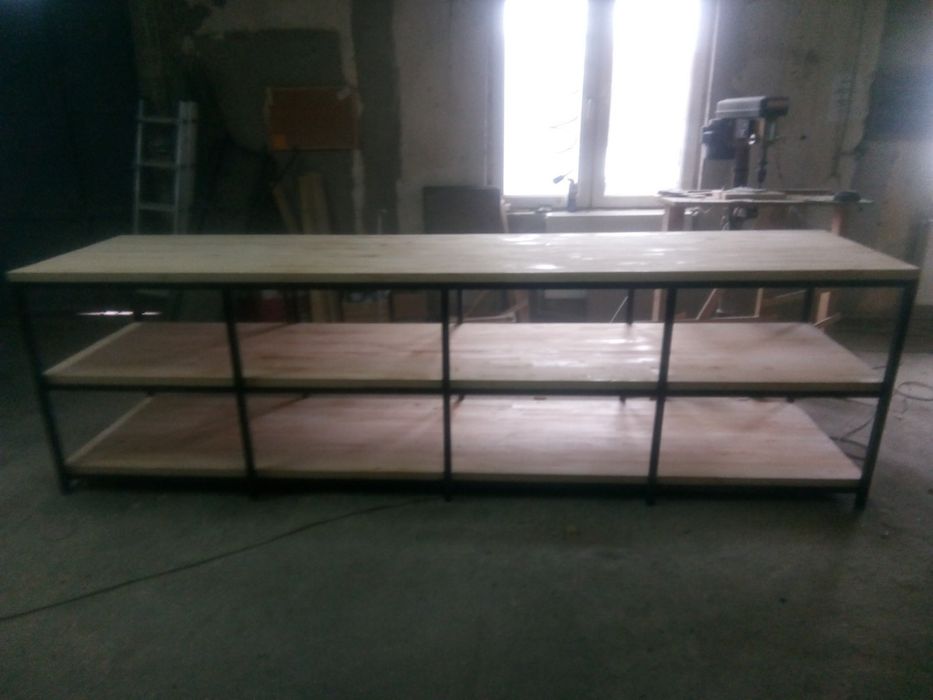 Работни маси с масивни плотове