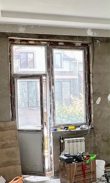 Оконный блок для болкона в хорошем состоянии
