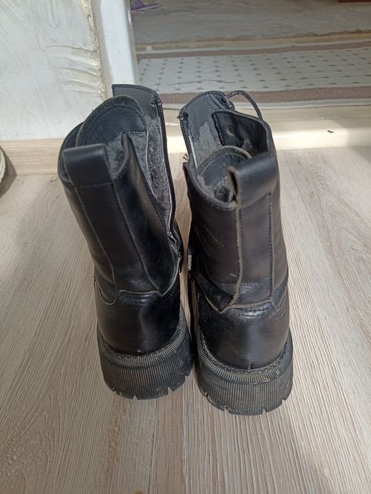 Продам кожаные зимние ботинки