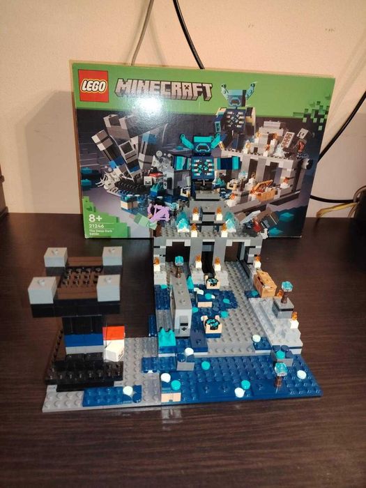LEGO Minecraft 21246 Batalia intunericul adanc